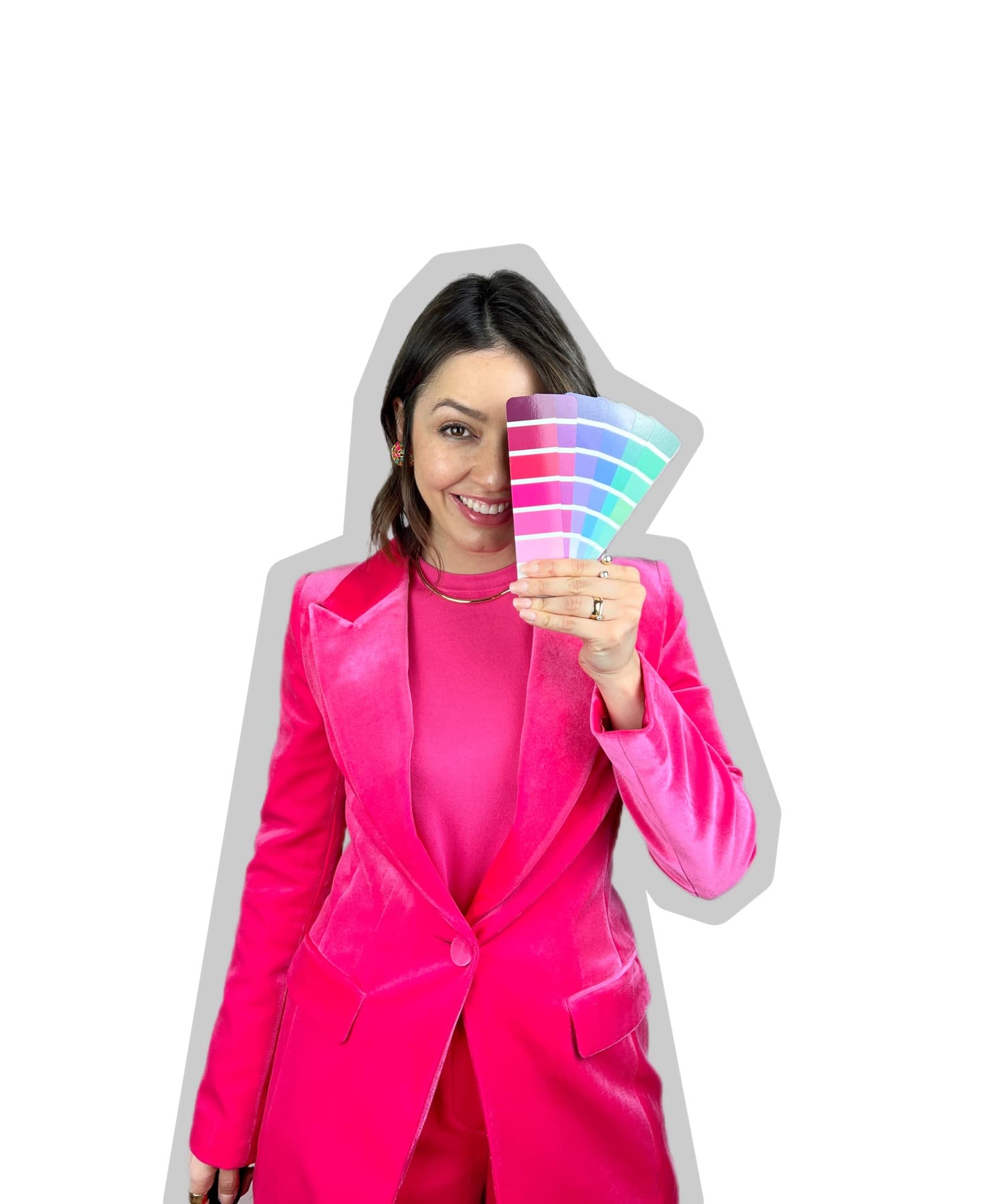 Letícia Leal Rosa segurando uma cartela de cores